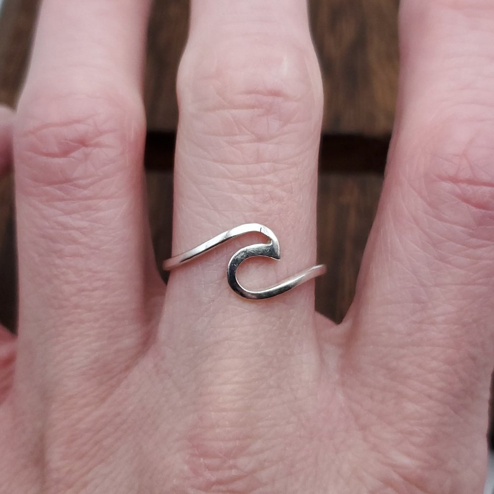 Size 8.5 925 Sterling Silver Wave Ring - Picture 1 of 6